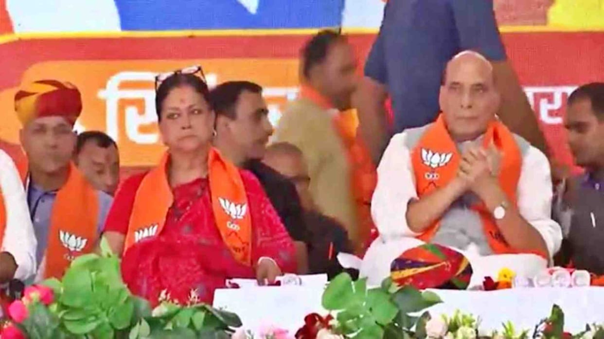 Defense Minister Rajnath Singh praised former CM Vasundhara in Jaisalmer.
