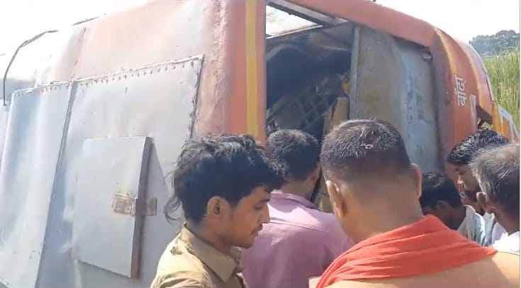 Fatehpur road accident, Roadways and car overturned in the ditch to save the collision, more than a dozen peop