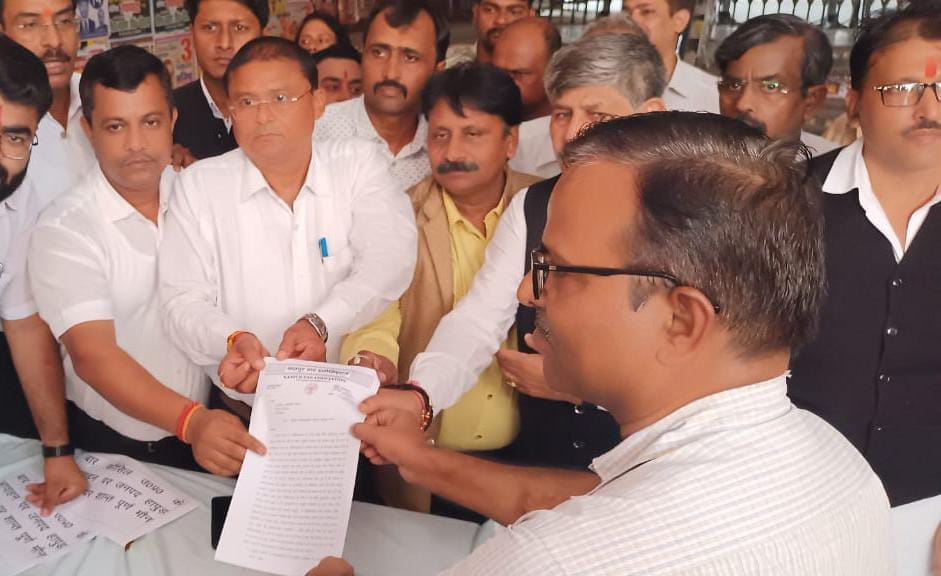 Protest against lathicharge on lawyers in Hapur, lawyers boycott judicial work from today