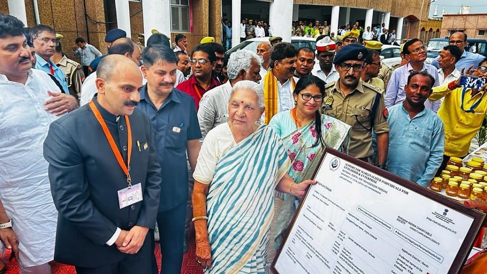 Governor Anandiben Patel registration of eunuchs from Basti started portal