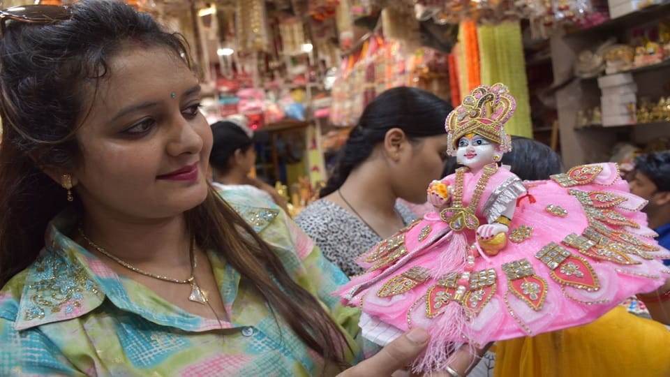 Laddu Gopal will take bath in bathtub, apply herbal powder, pictures of Moradabad market