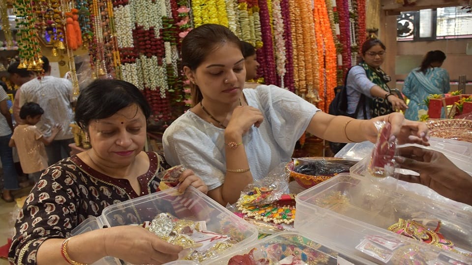 Laddu Gopal will take bath in bathtub, apply herbal powder, pictures of Moradabad market