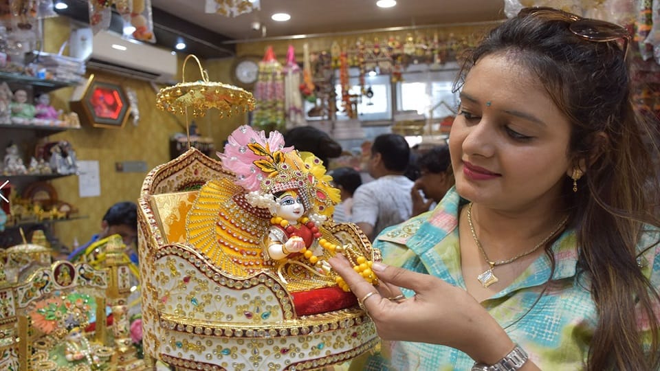 Laddu Gopal will take bath in bathtub, apply herbal powder, pictures of Moradabad market