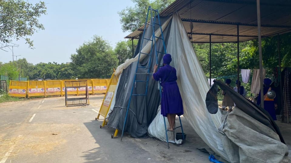 Process of removing Qaumi Insaaf Morcha located at YPS Chowk in Mohali from one side in Mohali