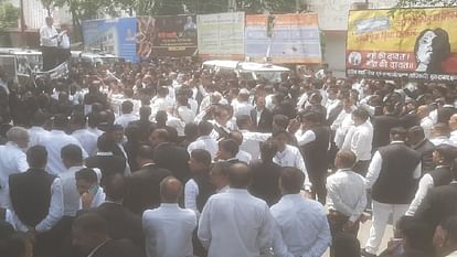 Moradabad: हापुड़ घटना के विरोध में वकीलों ने निकला मार्च, सीएम को ज्ञापन भेजकर दोषी अफसरों को हटाने की मांग Moradabad: Lawyers march against Hapur incident, demanding removal of guilty officers from CM