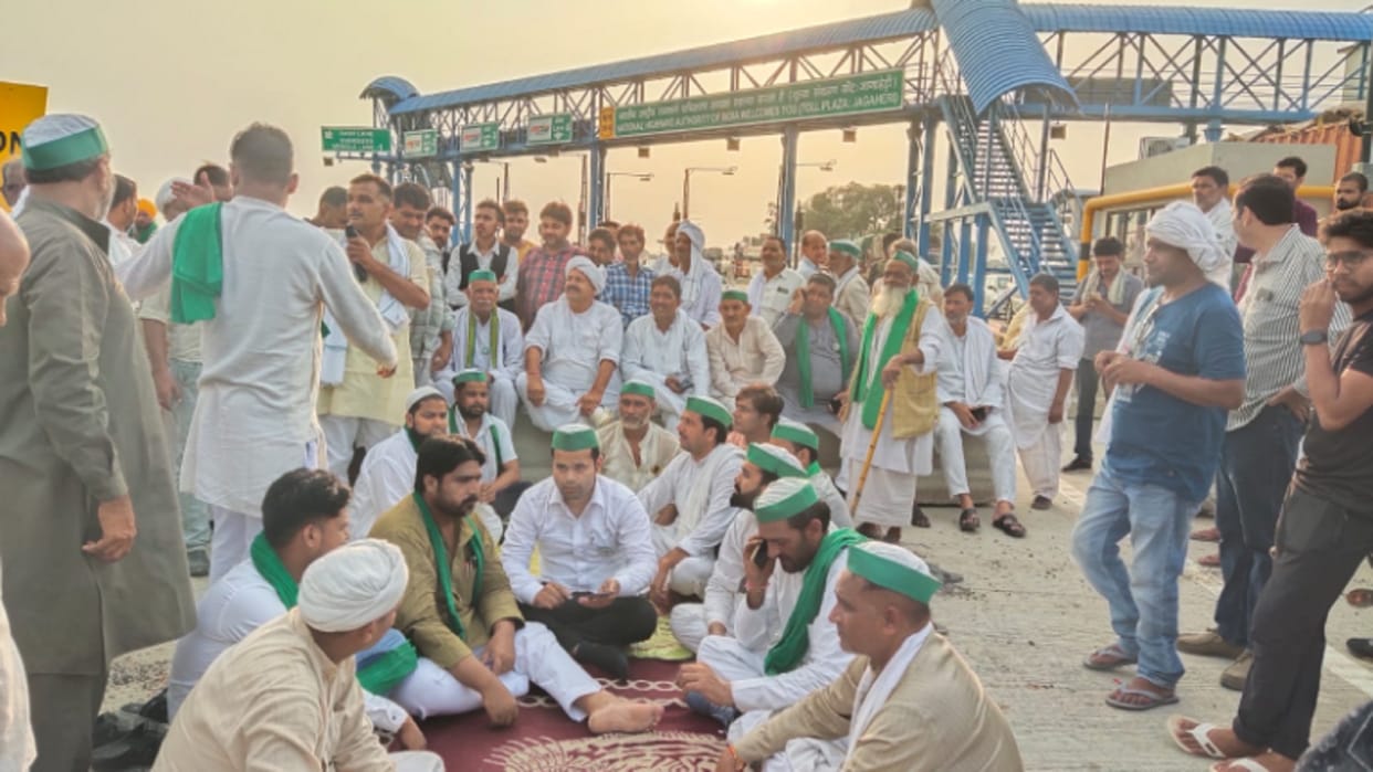 Muzaffarnagar: Naresh Tikait have protest on highway with workers of BKU in farmer arresting case