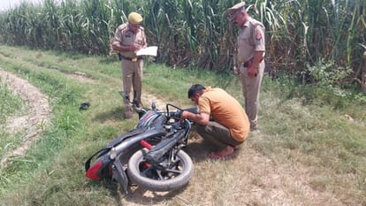 जांच करती पुलिस।