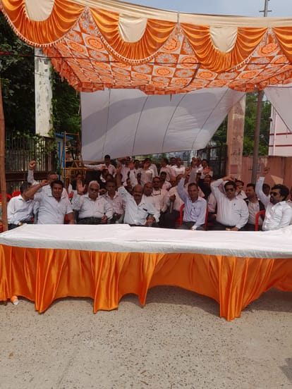 Outrage over lathicharge: State-wide strike by lawyers, work in courts halted, advocates protest