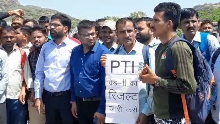 Youth demonstrated outside Rajasthan Public Service Commission