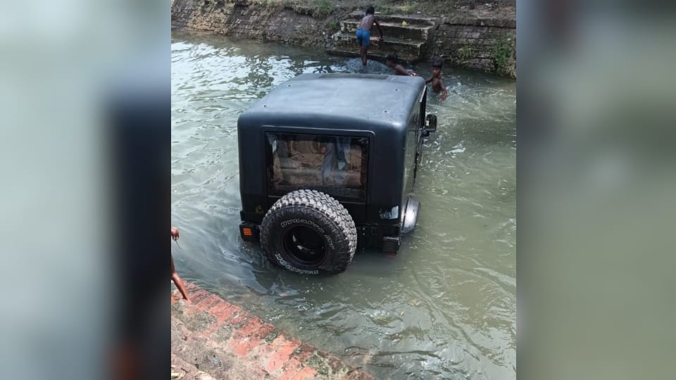 Man threw his Thar into Bawa Khel canal of Jalandhar for justice for Sidhu Moosewala