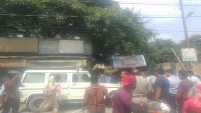 people protest against opening of liquor shop near women college in bareilly