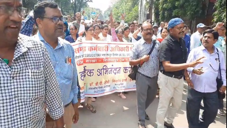 स्वास्थ्य कर्मचारियों की बर्खास्तगी के विरोध में फेडरेशन ने खोला मोर्चा