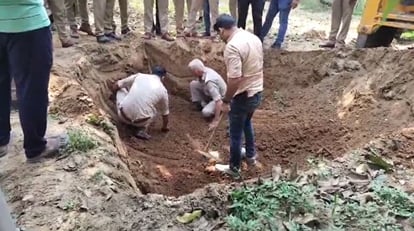 Meerut: किठौर में जमीन में कई फुट नीचे दबा मिला व्यक्ति का शव, जेसीबी से निकलवाया, हत्या की आशंका Meerut: Dead body found buried under the ground in Kithore, chance of murder