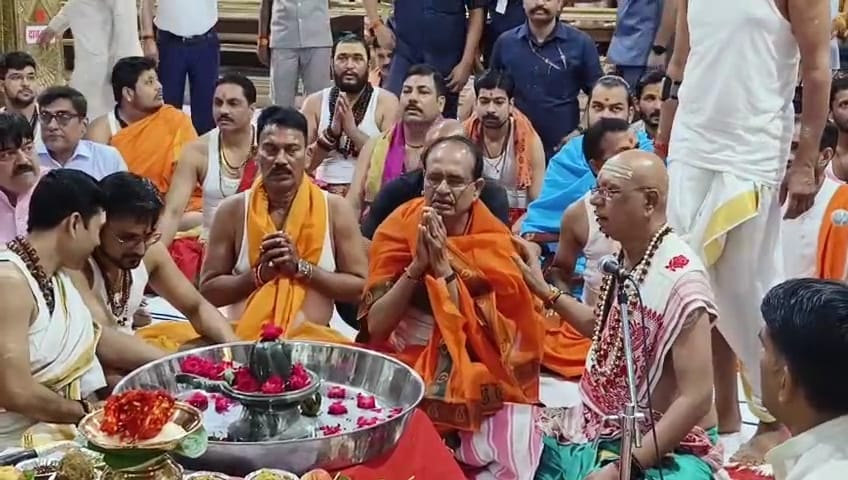 MP News: Shivraj Singh Chouhan Offered Special Prayers To Mahakaleshwar Temple Ujjain to Worship the God of Ra