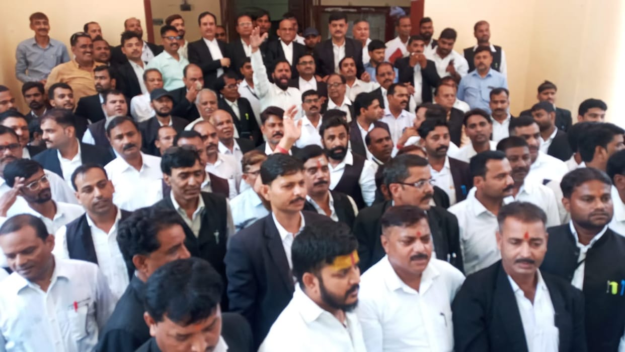 Advocates Demonstration at varanasi DM Portico against lathicharge on lawyers in Hapur