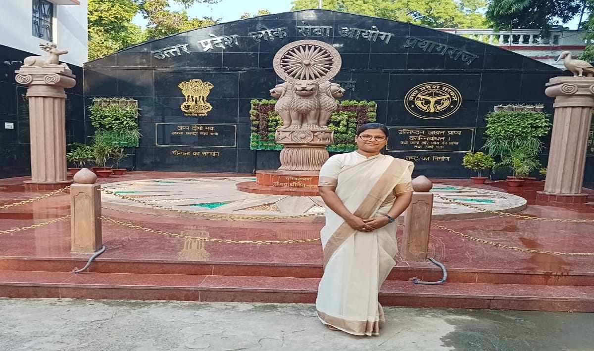Neha brought pride to Kashi by passing PCS J exam from varanasi
