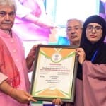 शिक्षिका को सम्मानित करते हुए उपराज्यपाल