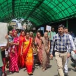 मृत युवकों के परिजन पहुंचे निगम मुख्यालय।