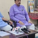 विश्व हिंदू परिषद के क्षेत्रीय मंत्री सुरेश उपाध्याय ने प्रेसवार्ता की।