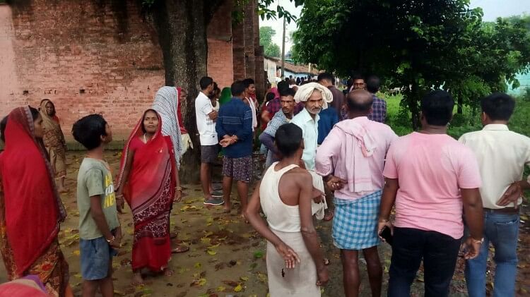 Bihar News : हथियारबंद ढाई दर्जन लोगों ने घर से युवक को उठाया; अपहरण से रोक रही पत्नी पर धारदार हथियार से वार