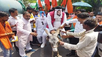 UP: स्टालिन और स्वामी प्रसाद मौर्य के बयानों पर आगरा में उबाल, गधे पर निकली ऐसी यात्रा; देखते रह गए लोग unrest in Agra over the statements of Stalin and Swami Prasad Maurya journey took place on a donkey