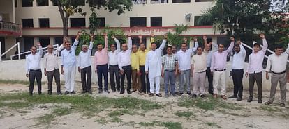 Azamgarh: शिक्षकों ने काली पट्टी बांधकर जताया विरोध, आखिर ऐसा क्या हुआ कि सड़कों पर हुआ प्रदर्शन? Teachers protested by tying black bands, what happened after all that there was a protest on the streets?