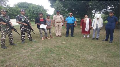 Bihar: भारत-नेपाल सीमा पर SSB जवानों ने की कार्रवाई, नाबालिग को ले जाने वाले दो युवकों किया बॉर्डर से गिरफ्तार Bihar jawans took action on the India Nepal border two youths carrying a minor were arrested from the border