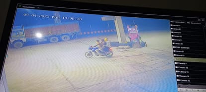 Bihar News : Robbers looted petrol pump in Muzaffarpur, pump worker snatched weapons.bihar police.