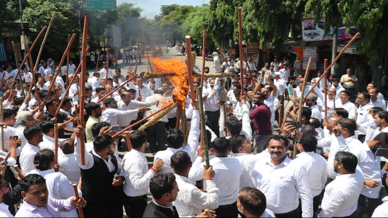 Bijnor: Lawyers burnt effigies of DGP and Chief Secretary in Hapur lathi charge case and big announcement