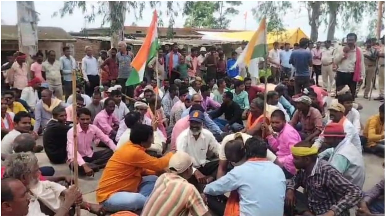 Umaria 20 villages facing lightning strike blocked the highway and raised slogans of Jai Jawan Jai Kisan