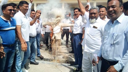 Outrage over lathicharge: State-wide strike by lawyers, thousands of cases stuck in courts, protest continues