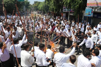Outrage over lathicharge: State-wide strike by lawyers, thousands of cases stuck in courts, protest continues