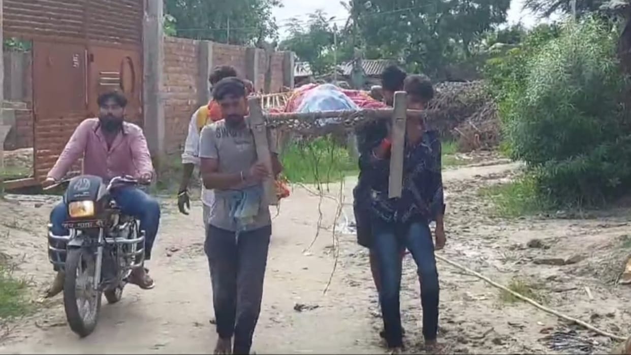 Darbhanga problems increased in the flood area villagers forced to get treatment by loading the sick on