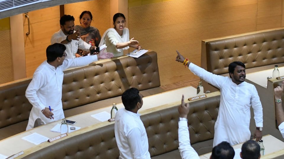 Ruckus in Meeting of chandigrh Municipal Corporation on success of Chandrayaan-3