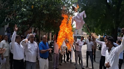 Hapur incident Advocates burnt effigy of Chief Secretary and DGP in Shikohabad