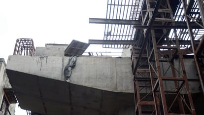 Investigation committee formed in case of worker death after falling from under-construction flyover