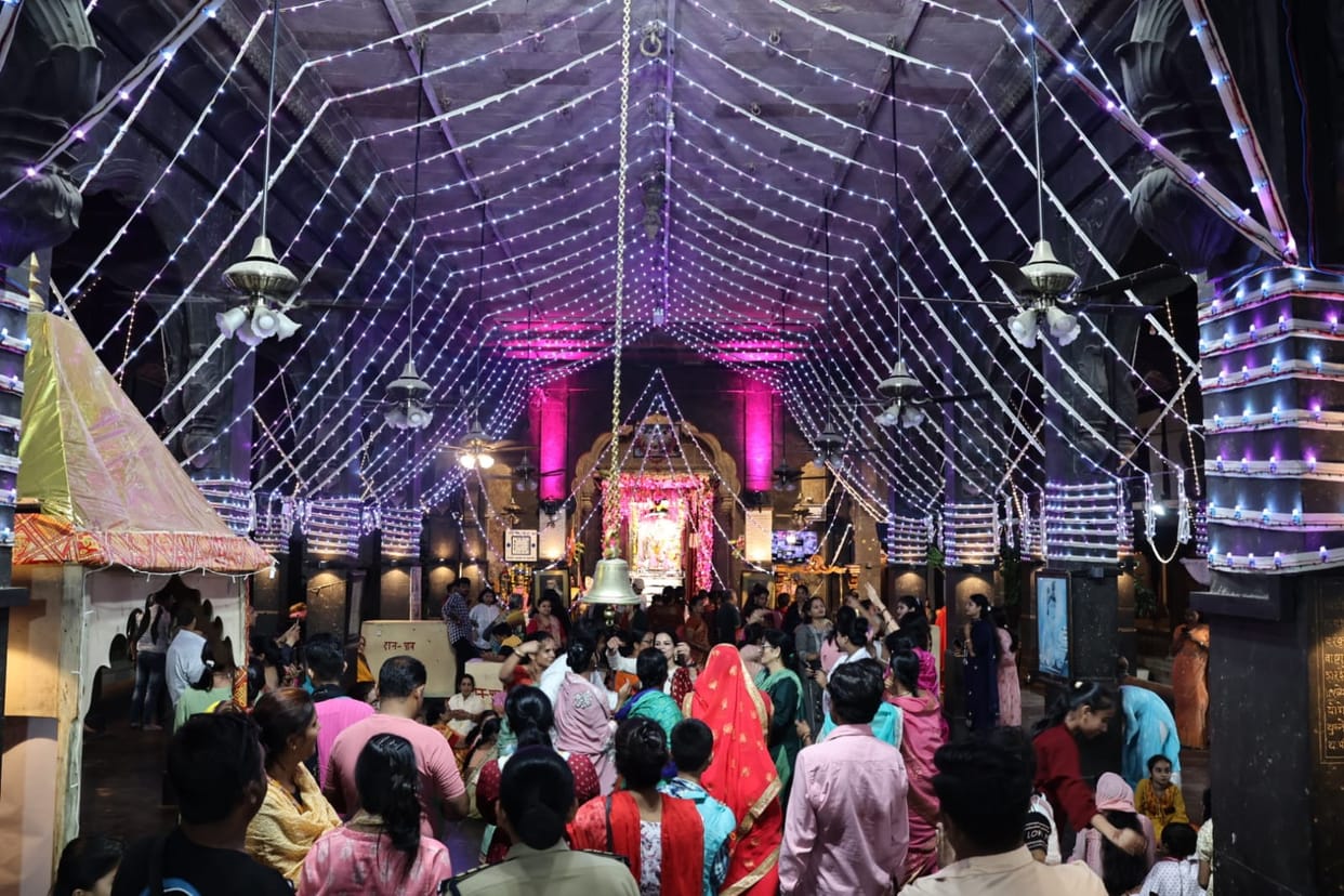 Shri Krishna Janmashtami will be celebrated for two days in Indore, temple is decorated and ready.