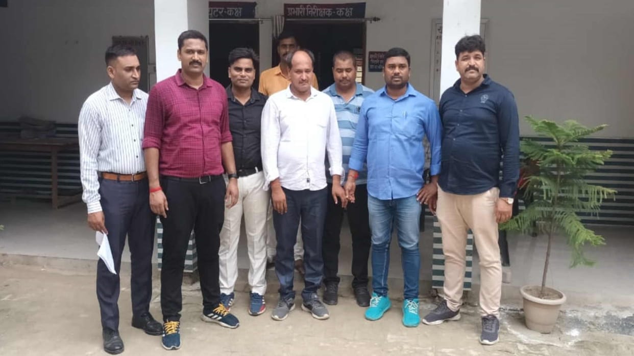 Anti corruption team arrested revenue inspector taking bribe