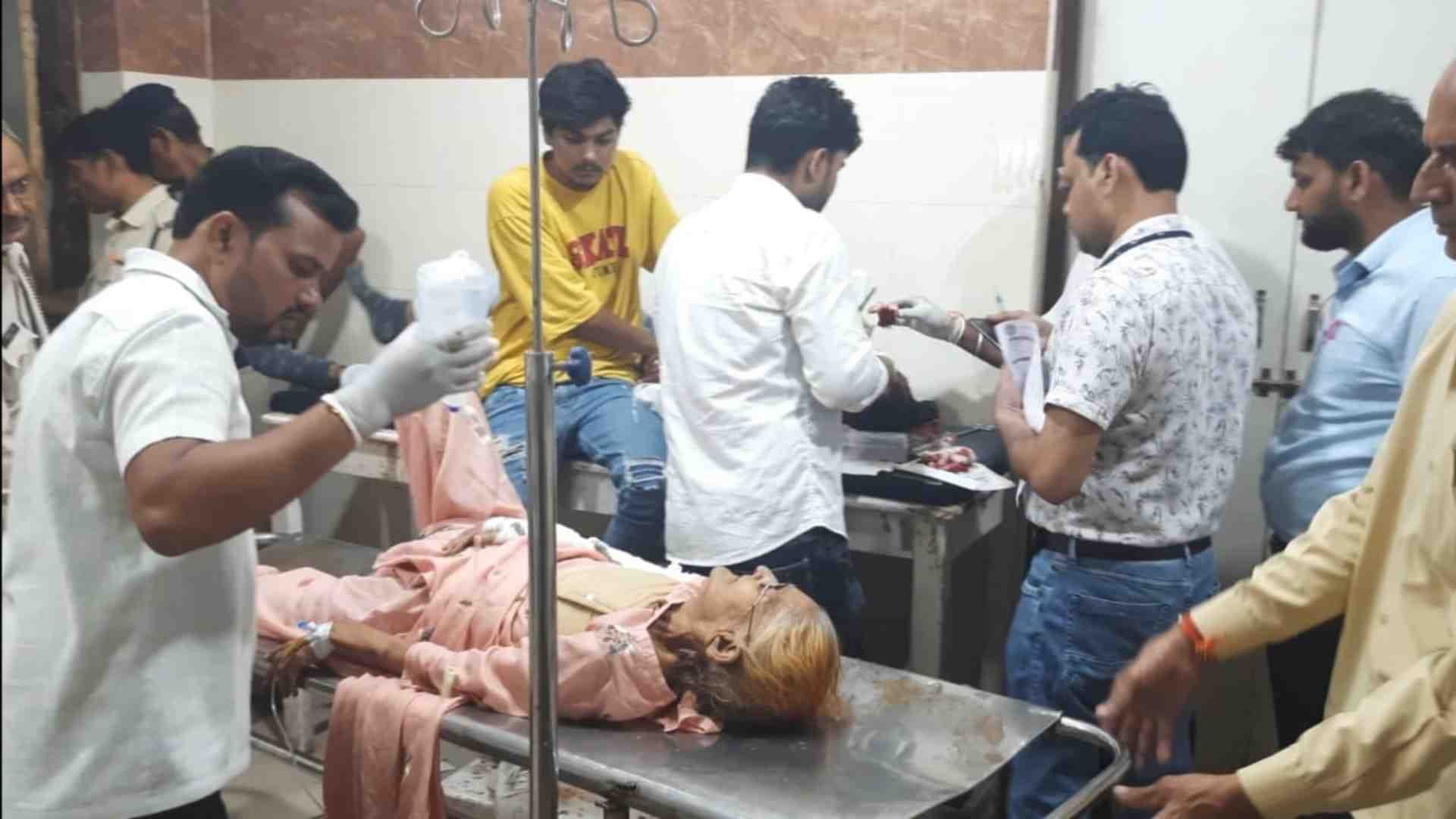 घायलों को अस्पताल में कराया गया भर्ती।