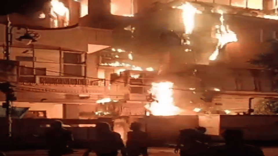Fierce fire in Varanasi Hari Vilas Hotel update news