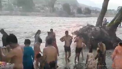 Hundreds of devotees took a dip of faith in Jia Sangam on 20 Bhado