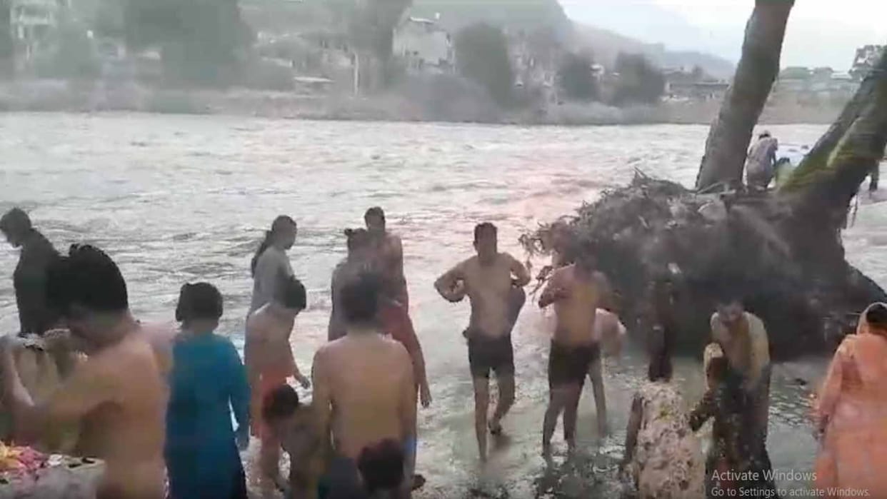 Hundreds of devotees took a dip of faith in Jia Sangam on 20 Bhado