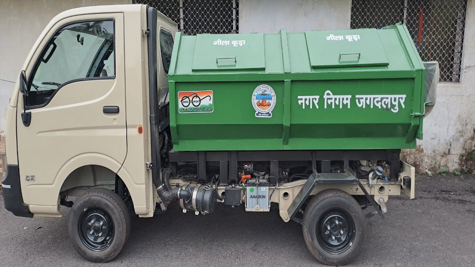 Hindus are angry over Maa Danteshwari photo on garbage cart and memorandum will be submitted to commissioner