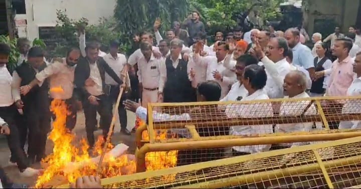 Lawyers burnt the effigy of Chief Secretary and DGP, boycott of judicial work of advocates continues