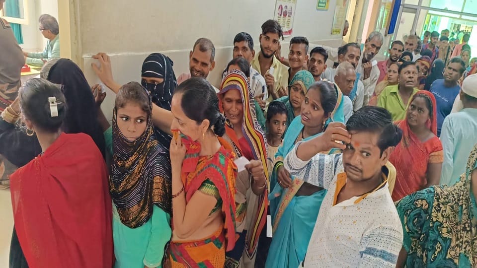 fever 16 dead in Kasganj so far 500 meter long line outside hospital people in panic