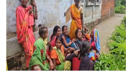 Nalanda Crime News: पेड़ पर लटका मिला किशोरी का शव, प्रेम-प्रसंग के चलते पिता ने फोन पर बात करते हुए पकड़ा था Nalanda Dead body of a teenage girl found hanging from a tree suicide in love affair