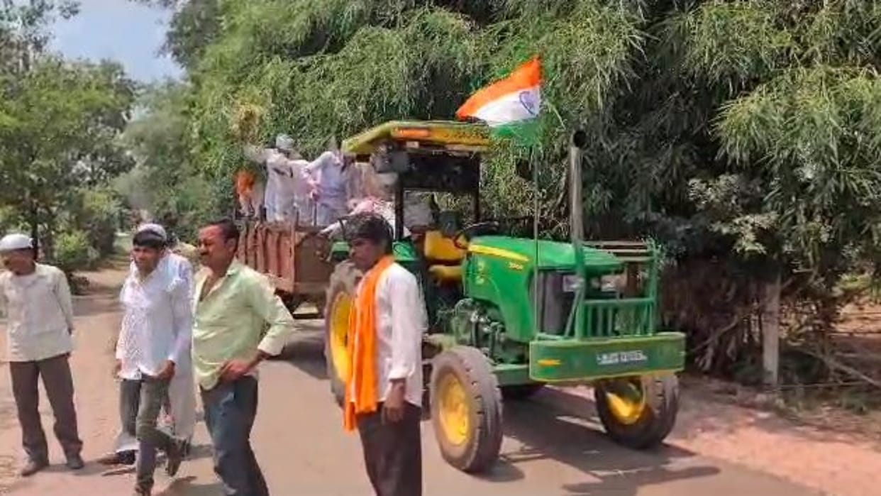 Khandwa Farmers gherao collector office raised demand to declare district drought-hit