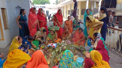 Lalahi Chhath worship took place with great pomp, women reached the river bank with plates