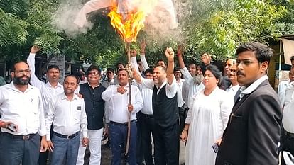 Hapur incident Advocates burnt effigy of Chief Secretary and DGP in Shikohabad