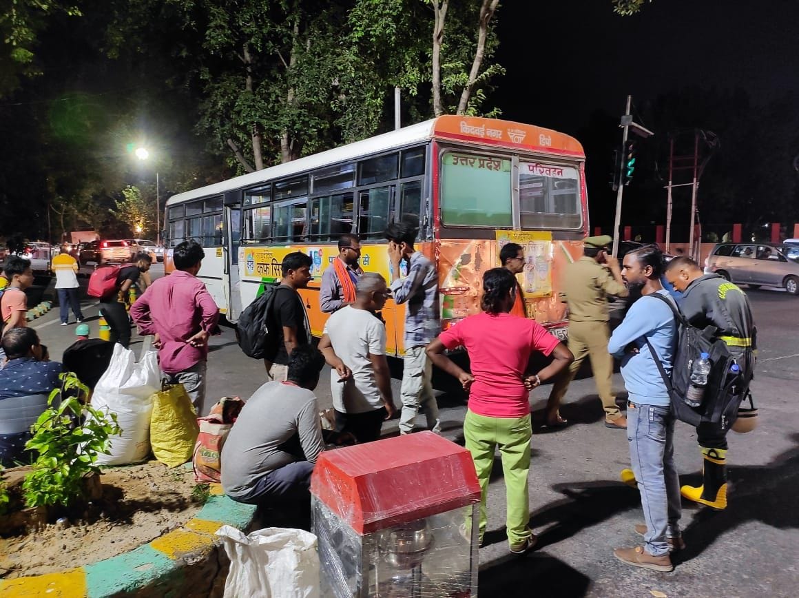 Lucknow News: Bus caught fire, passengers narrowly escaped, the bus was going from Alambagh to Gorakhpur